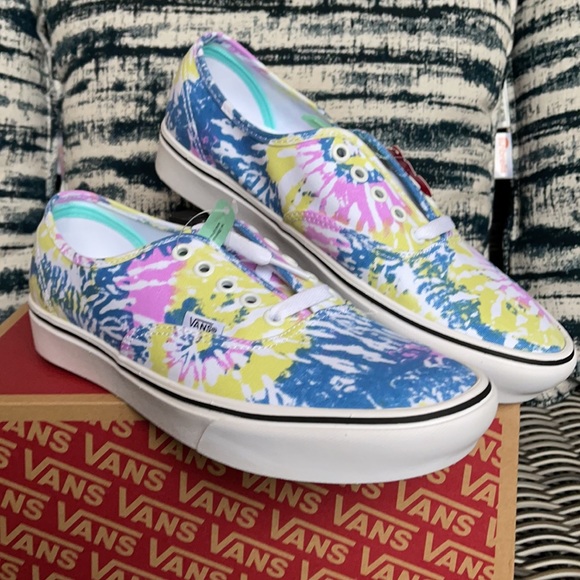 Vans Tie-Dye Canvas Low-Top Sneakers in Blue, Pink, Yellow - Picture 5 of 16